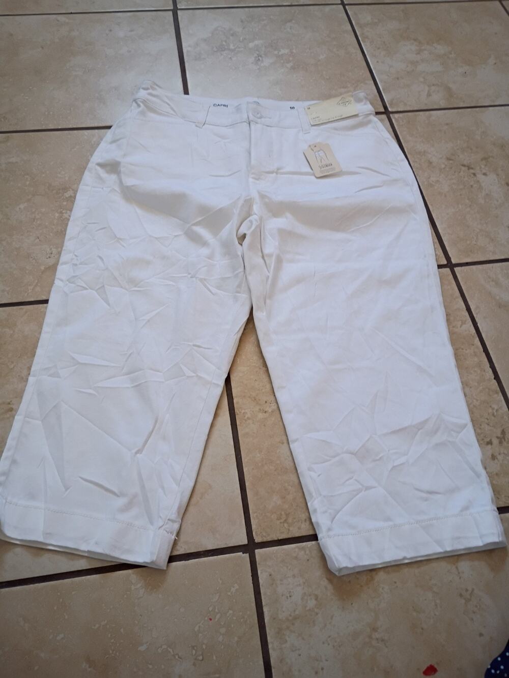 New St. John's Bay capri, women's size 10 white , pockets, stretch